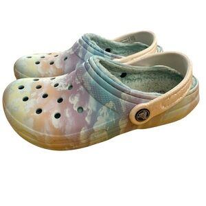 Crocs Classic Lined Clogs‎ with a fuzzy liner and a cloud-like pattern. Size J3
